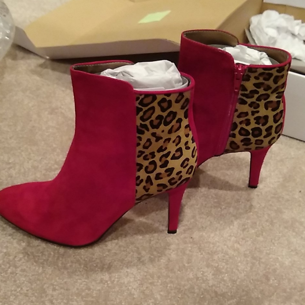 Red suede ankle boots with leopard pattern 9.5, nib